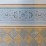 Scala decorata  finte piastrelle e fregio ornamentale