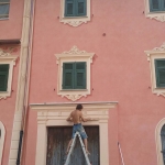 Facciata Dipinta a Calce con cornici a trompe l'oeil e zoccolatura a finta pietra