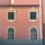 FacciFacciata Dipinta a Calce con cornici a trompe l'oeil e zoccolatura a finta pietraata Dipinta a Calce