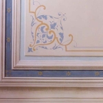 Soffitto di scala con cornice trmpel'oeil e arabesco