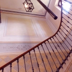 Scala decorata con pannelli, fregio ornamentale  e finte piastrelle