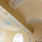 Hall decorata con pannellature a trompel'oeil e cielo dipinto