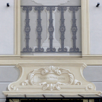 Facciata Dipinta: Cartiglio e Parapetto a Trompe l'Oeil